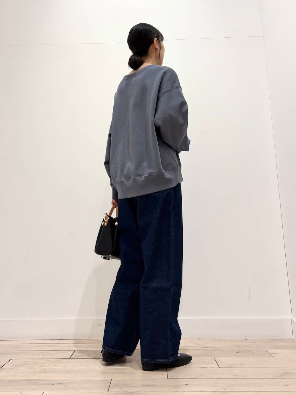 「デニム、ママコーデ、スウェット、FORK&SPOON、アーバンリサーチドアーズ、newarrival、ドアーズ、ストレート×イエベ春、春アウターコーデ、私の推しデニムスタイル」｜「RODE SKOのプチ2WAYトートバッグ（トートバッグ、ブラック系）」を使った、amiさん（レディース・160cm）の春コーディネートの7枚目の写真
