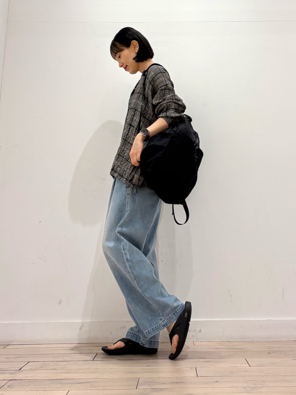 ブラック系のシャツ/ブラウス、ブルー系のデニムパンツ、ブラック系のサンダルを着用したレディースの春コーディネートの3枚目の写真