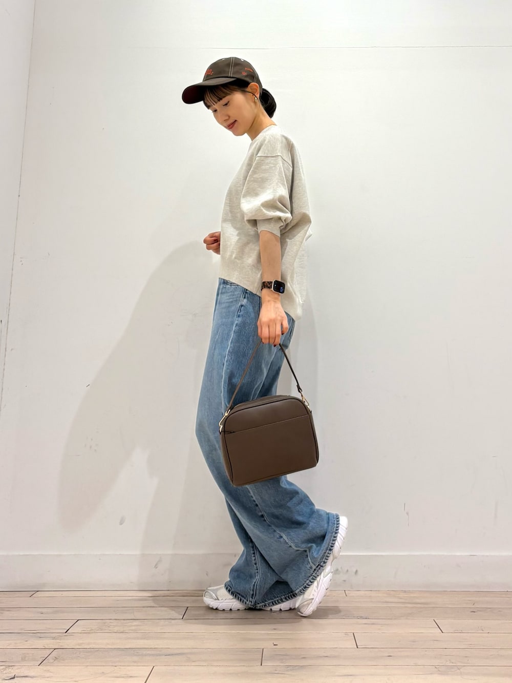 ベージュ系のその他トップス、ブルー系のデニムパンツ、ブラウン系のショルダーバッグを着用したレディースの秋コーディネートの3枚目の写真