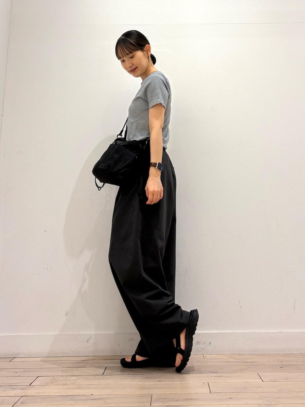 グレー系のその他パンツ、ブラック系のショルダーバッグ、ブルー系のTシャツ/カットソーを着用したレディースの夏コーディネートの4枚目の写真