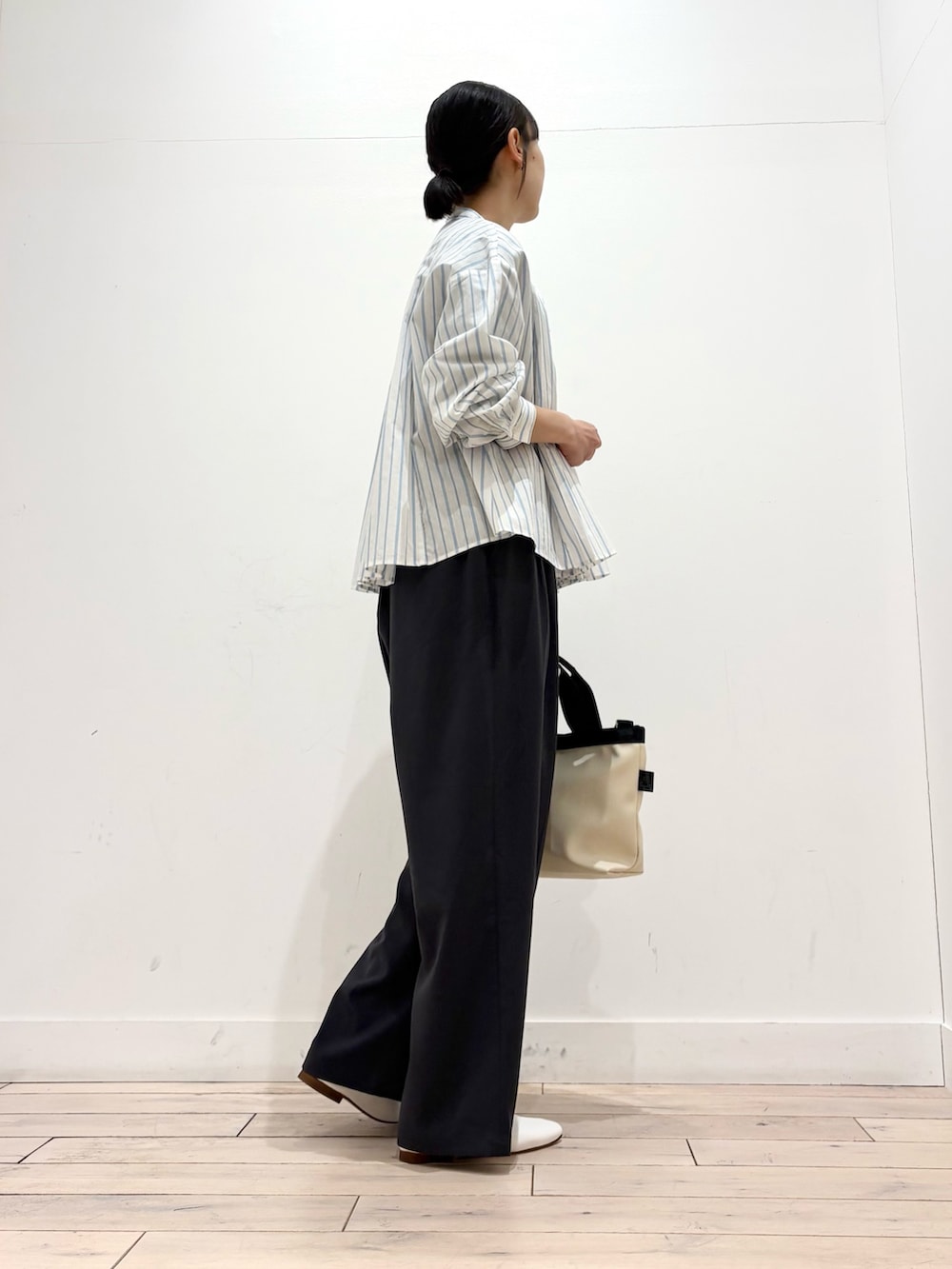 ホワイト系のシャツ/ブラウス、ホワイト系のその他シューズ、ホワイト系のハンドバッグを着用したレディースの春コーディネートの4枚目の写真