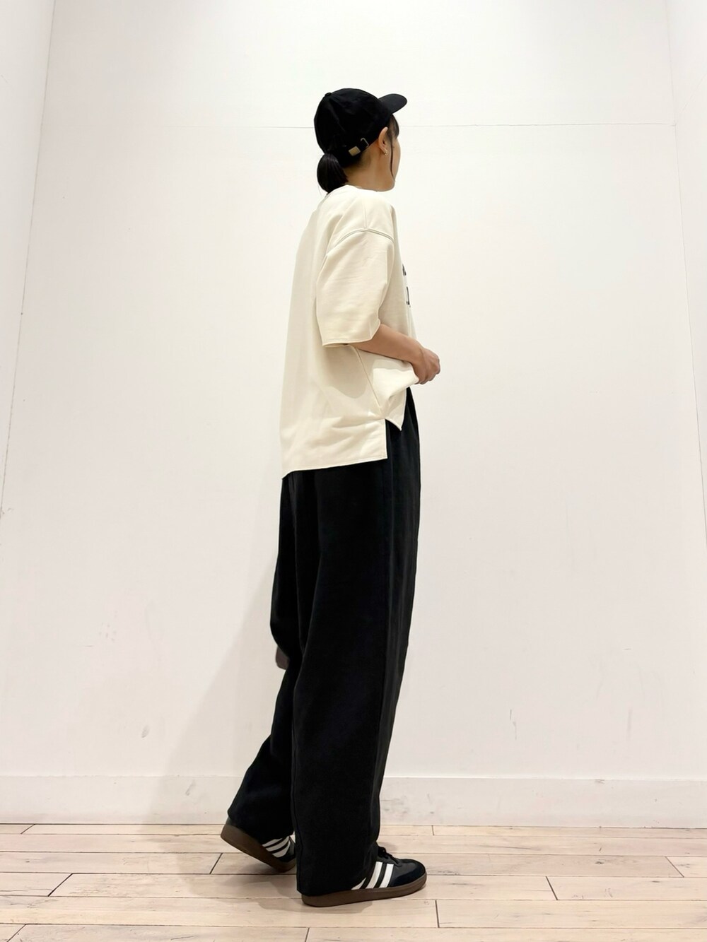 ブラック系のその他パンツ、ホワイト系のTシャツ/カットソー、ブラック系のスニーカーを着用したレディースの夏コーディネートの4枚目の写真