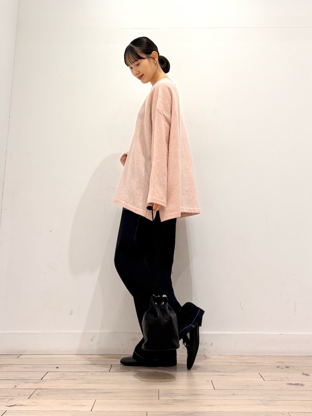 ピンク系のシャツ/ブラウス、ブルー系のデニムパンツ、ブラック系のショルダーバッグを着用したレディースの秋コーディネートの3枚目の写真