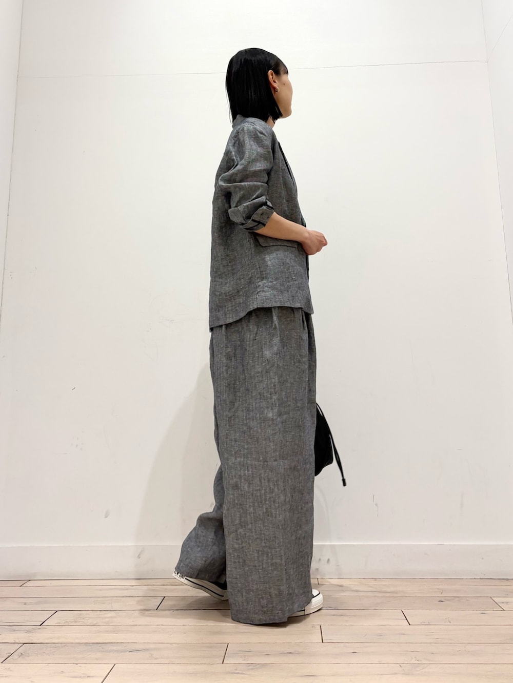 グレー系のその他パンツ、ブラック系のショルダーバッグ、ブラック系のスニーカーを着用したレディースの春コーディネートの4枚目の写真