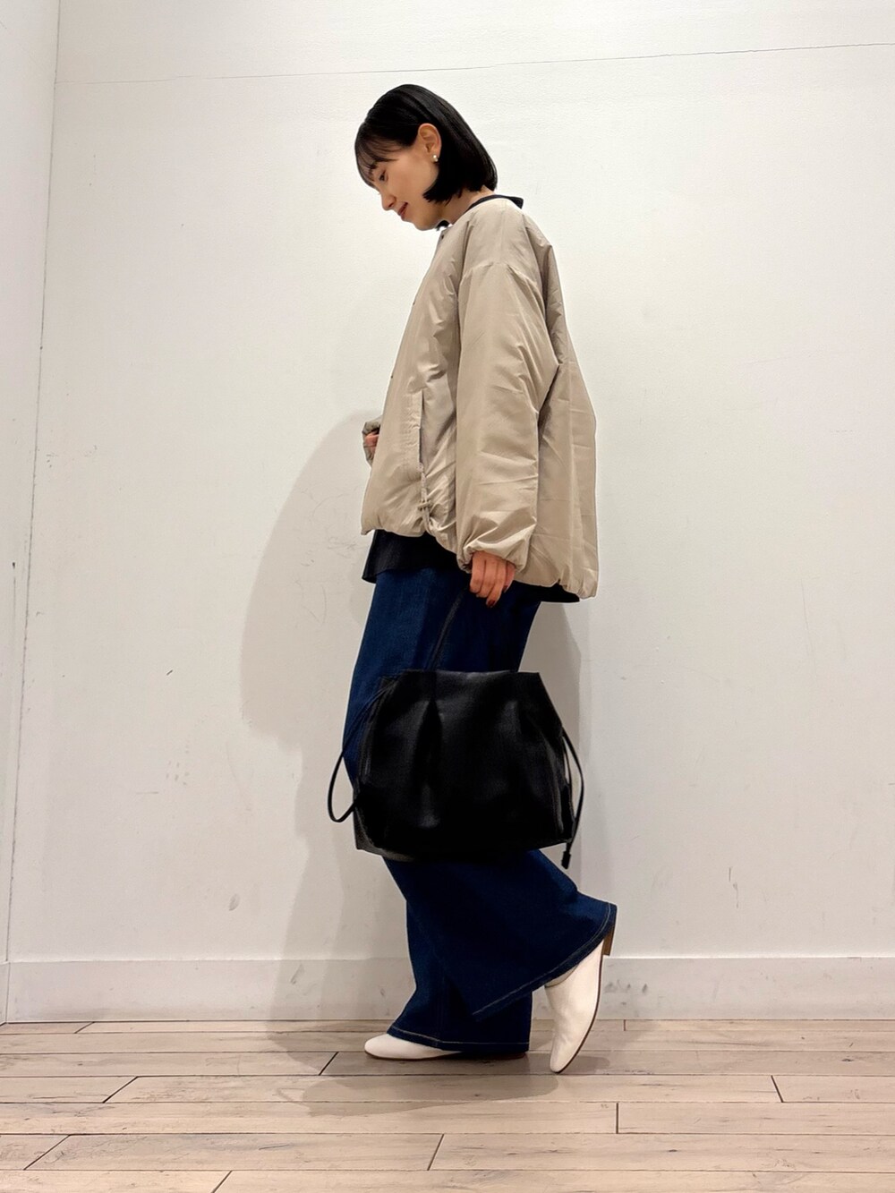 ブルー系のシャツ/ブラウス、ベージュ系のブルゾン、ブルー系のデニムパンツを着用したレディースの冬コーディネートの3枚目の写真