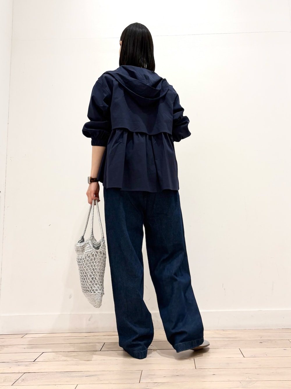 ブルー系のその他アウター、ブルー系のデニムパンツ、シルバー系のトートバッグを着用したレディースの春コーディネートの4枚目の写真