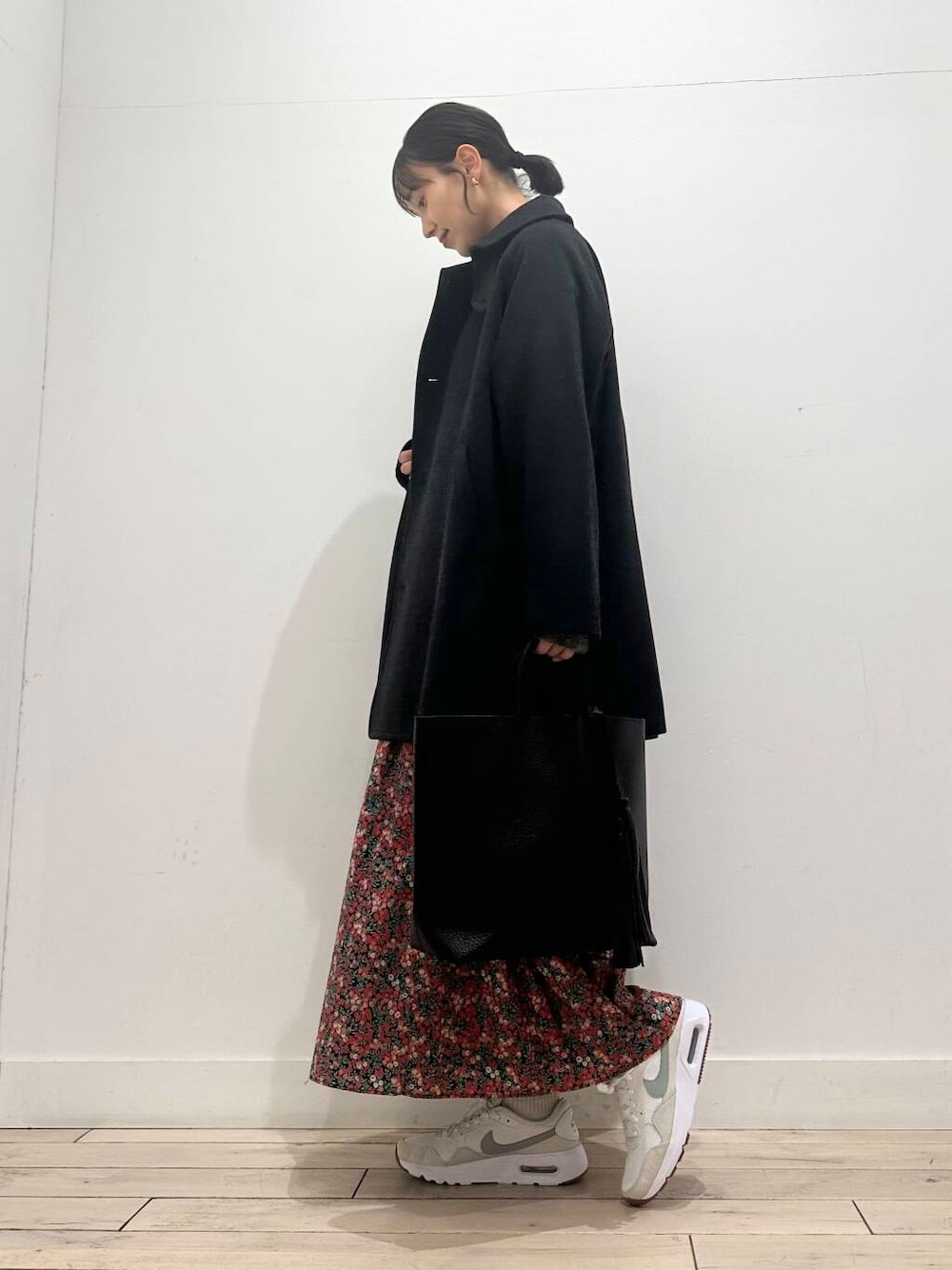 ブラック系のトートバッグ、グレー系のニット/セーター、ホワイト系のスニーカーを着用したレディースの冬コーディネートの5枚目の写真