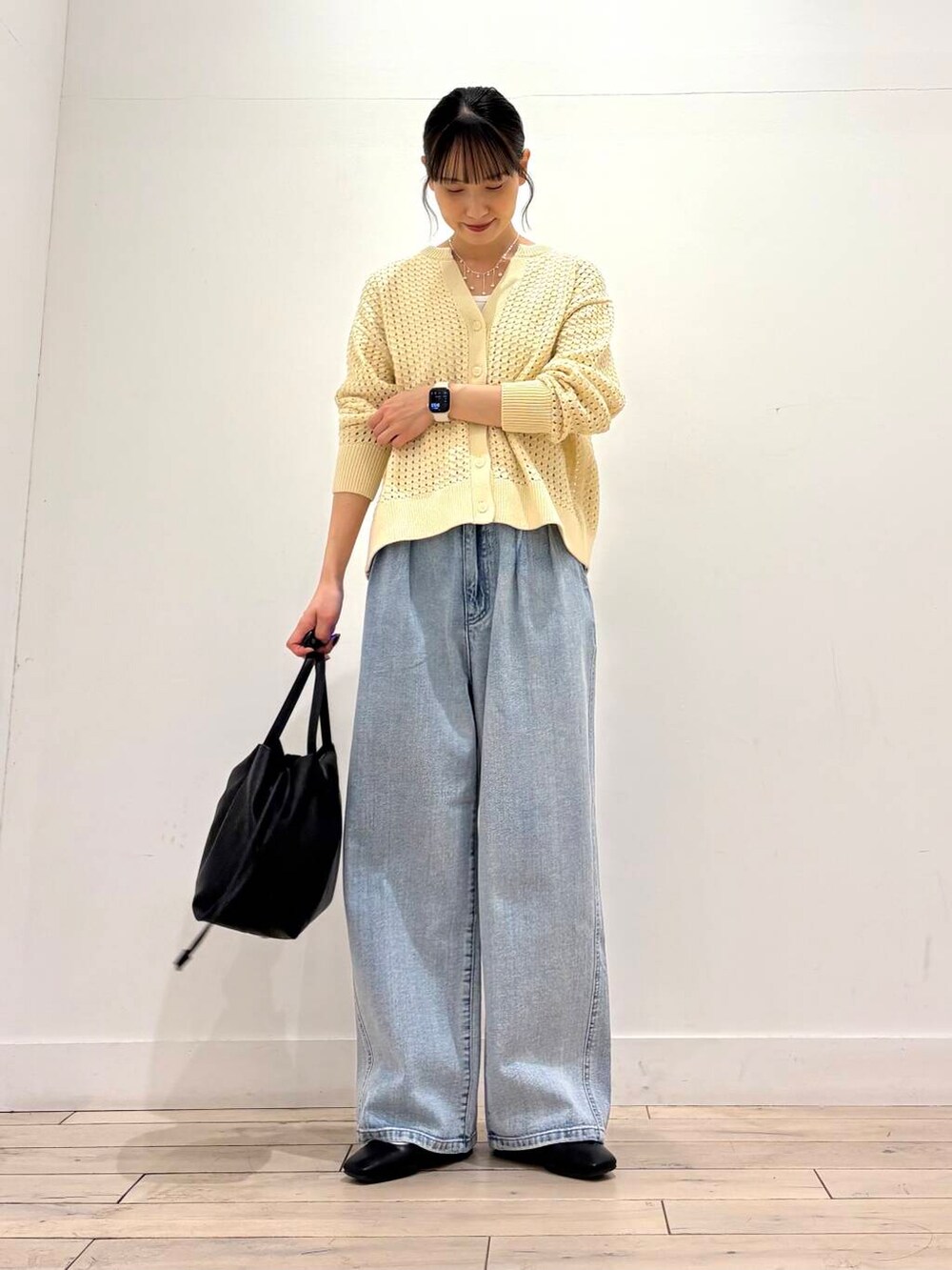 ブルー系のデニムパンツ、グリーン系のその他アウター、ブラック系のパンプスを着用したレディースの春コーディネートの2枚目の写真
