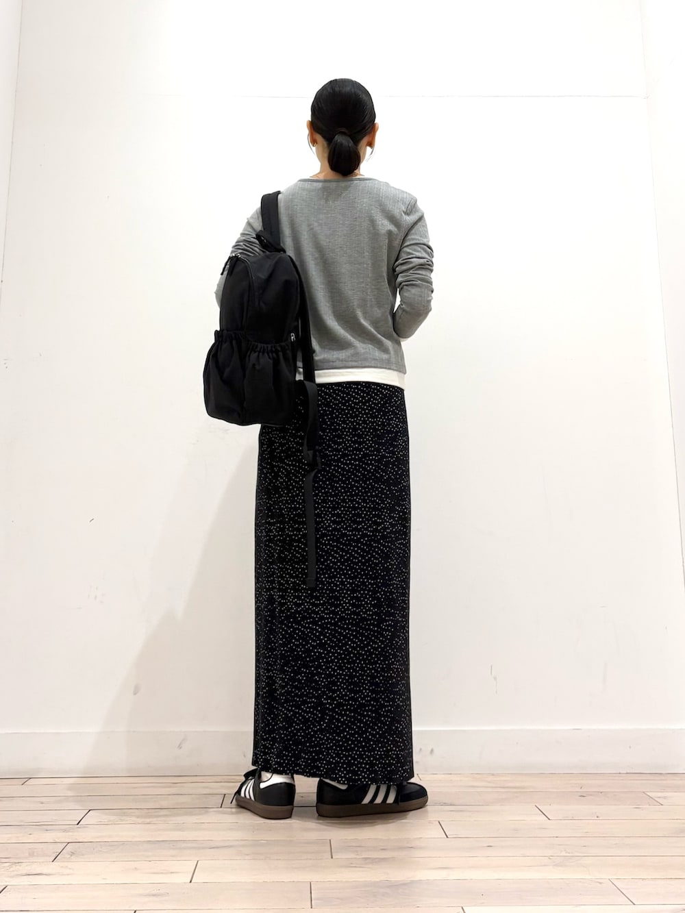 グレー系のTシャツ/カットソー、その他のスカート、ブラック系のスニーカーを着用したレディースの秋コーディネートの4枚目の写真