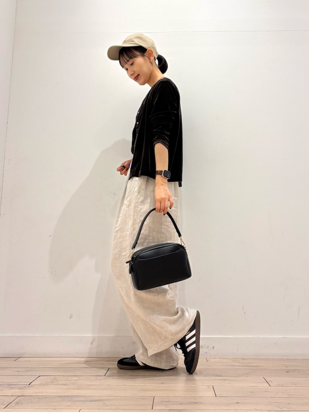 ブラウン系のカーディガン/ボレロ、ベージュ系のその他パンツ、ブラック系のスニーカーを着用したレディースの夏コーディネートの3枚目の写真