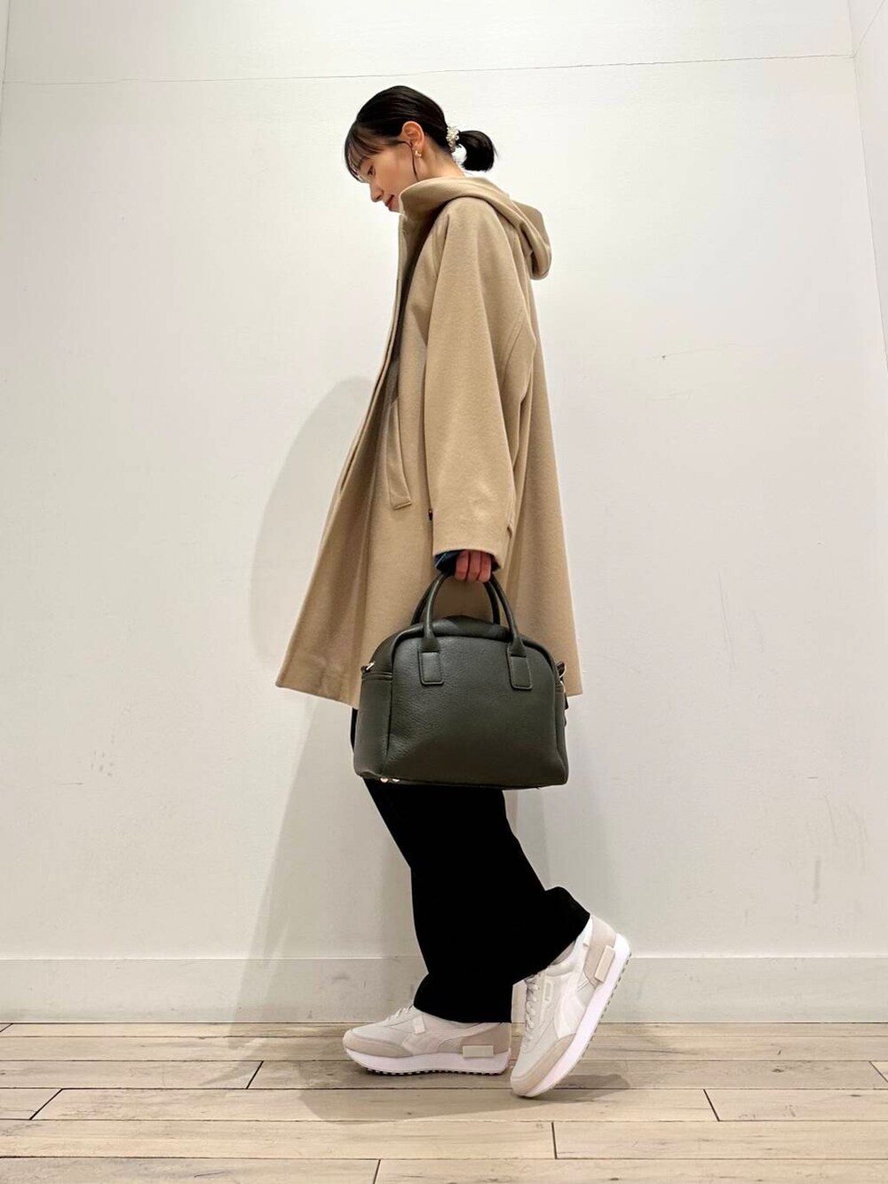 グリーン系のボストンバッグ、ブラック系のTシャツ/カットソー、ブルー系のシャツ/ブラウスを着用したレディースの冬コーディネートの5枚目の写真