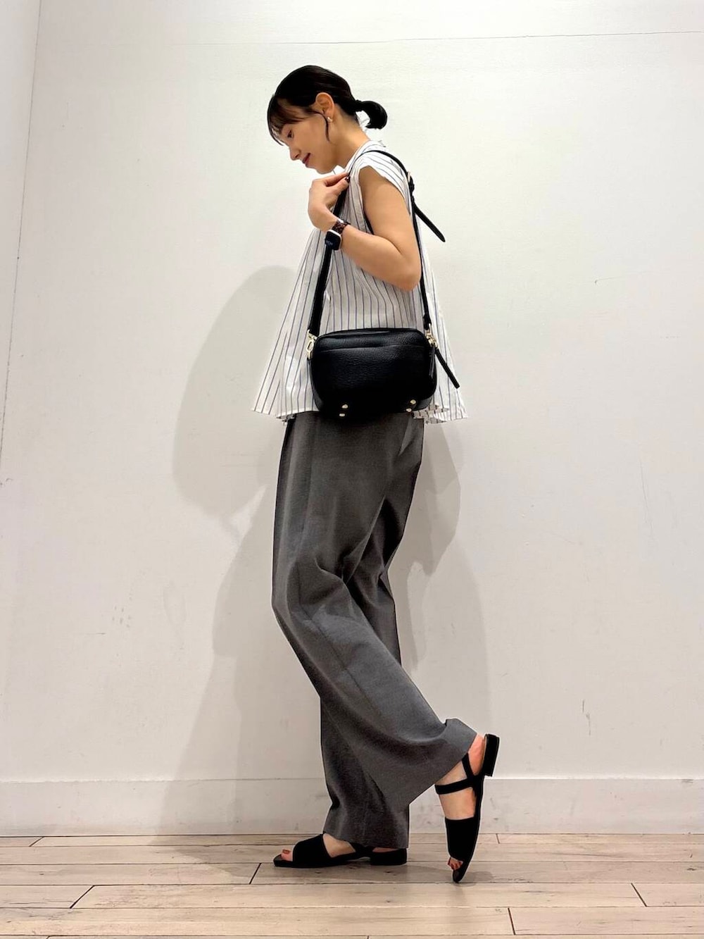 ブラック系のショルダーバッグ、グレー系のその他パンツ、ホワイト系のシャツ/ブラウスを着用したレディースの夏コーディネートの4枚目の写真