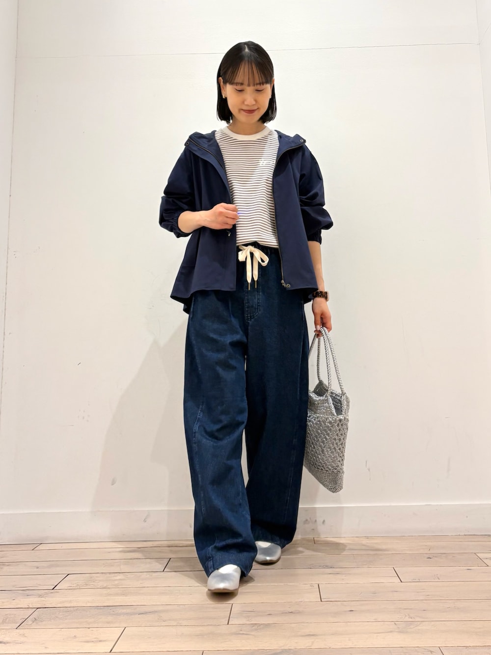 ブルー系のその他アウター、ブルー系のデニムパンツ、シルバー系のトートバッグを着用したレディースの春コーディネートの2枚目の写真