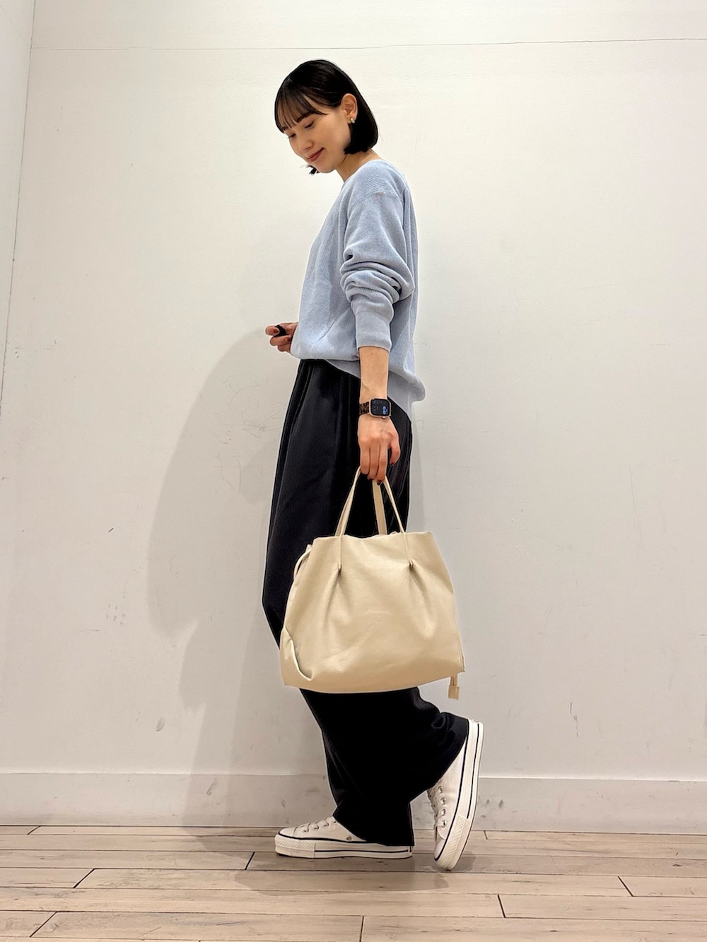 ブルー系のニット/セーター、グレー系のその他パンツ、ホワイト系のスニーカーを着用したレディースの冬コーディネートの3枚目の写真