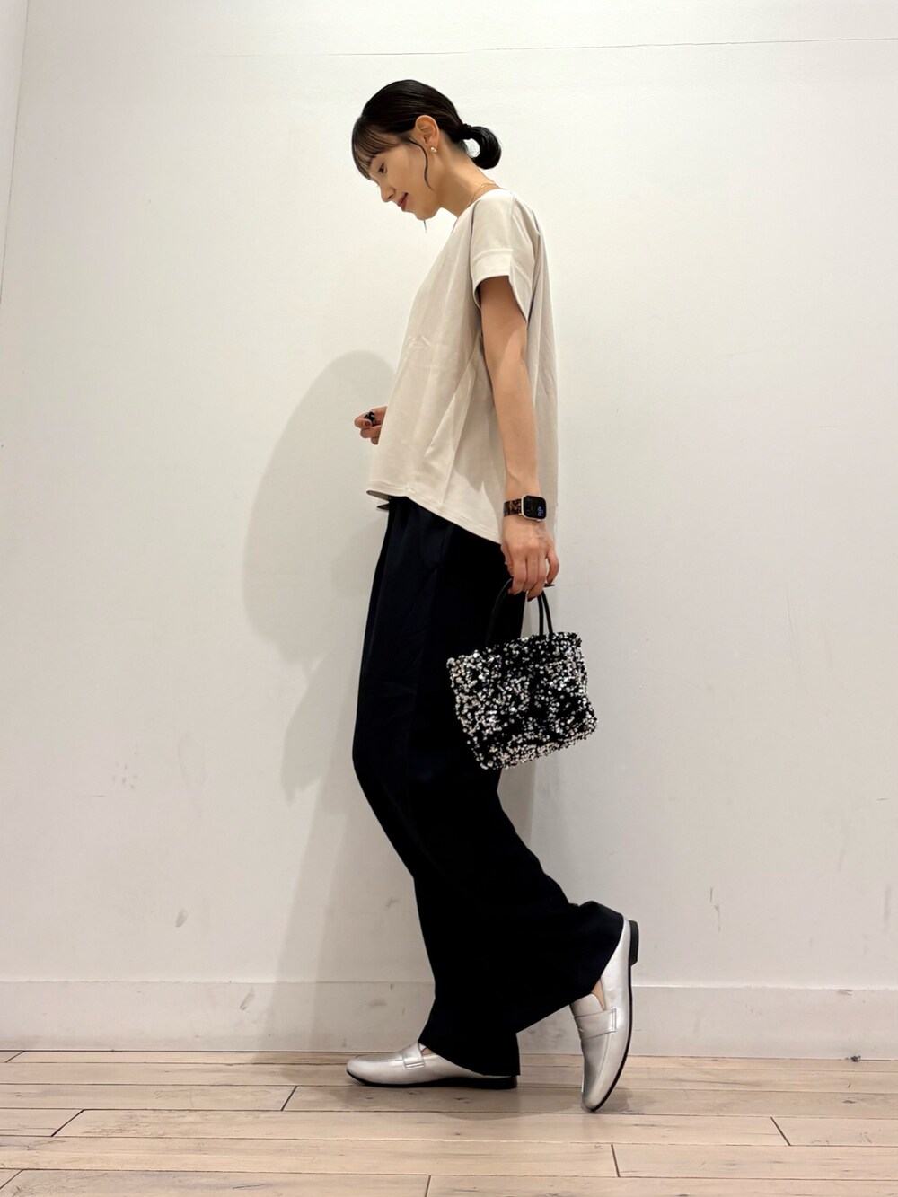 グレー系のその他パンツ、グレー系のTシャツ/カットソー、ブラック系のショルダーバッグを着用したレディースの夏コーディネートの3枚目の写真