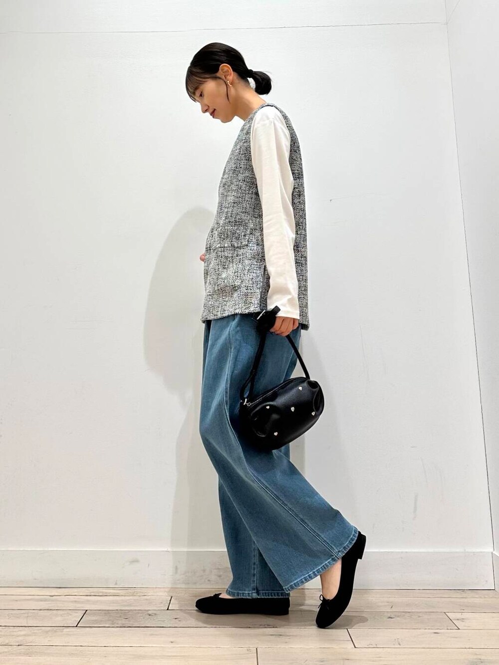 ブラック系のその他アウター、ブラック系のバレエシューズ、ホワイト系のTシャツ/カットソーを着用したレディースの冬コーディネートの3枚目の写真