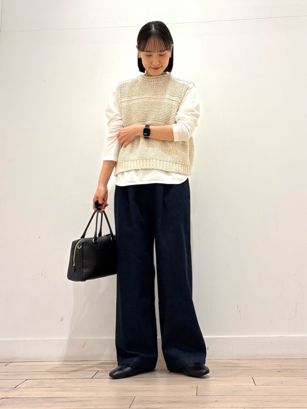 ホワイト系のベスト、ホワイト系のTシャツ/カットソー、ブルー系のその他パンツを着用したレディースの春コーディネートの2枚目の写真