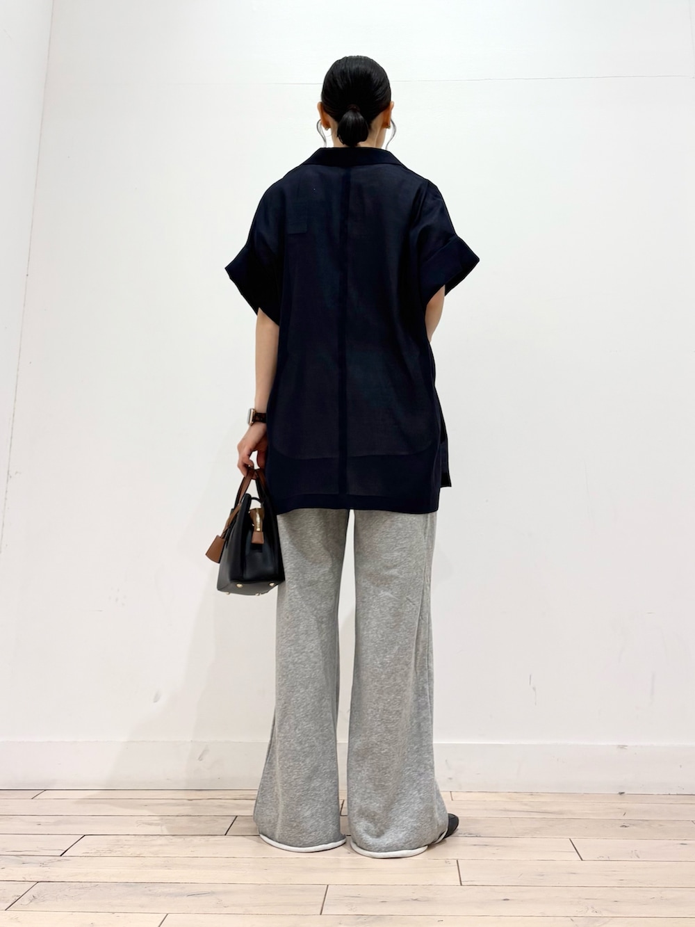 「ジャケット、ジャケットスタイル、ジャケットコーデ、SONNYLABEL、SonnyLabel、スウェット、スウェットパンツ、スウェットコーデ」｜「URBAN RESEARCHのシアーハーフスリーブジャケット（その他アウター、ブラック系）」を使った、amiさん（骨格ストレート・レディース・160cm）の夏コーディネートの4枚目の写真