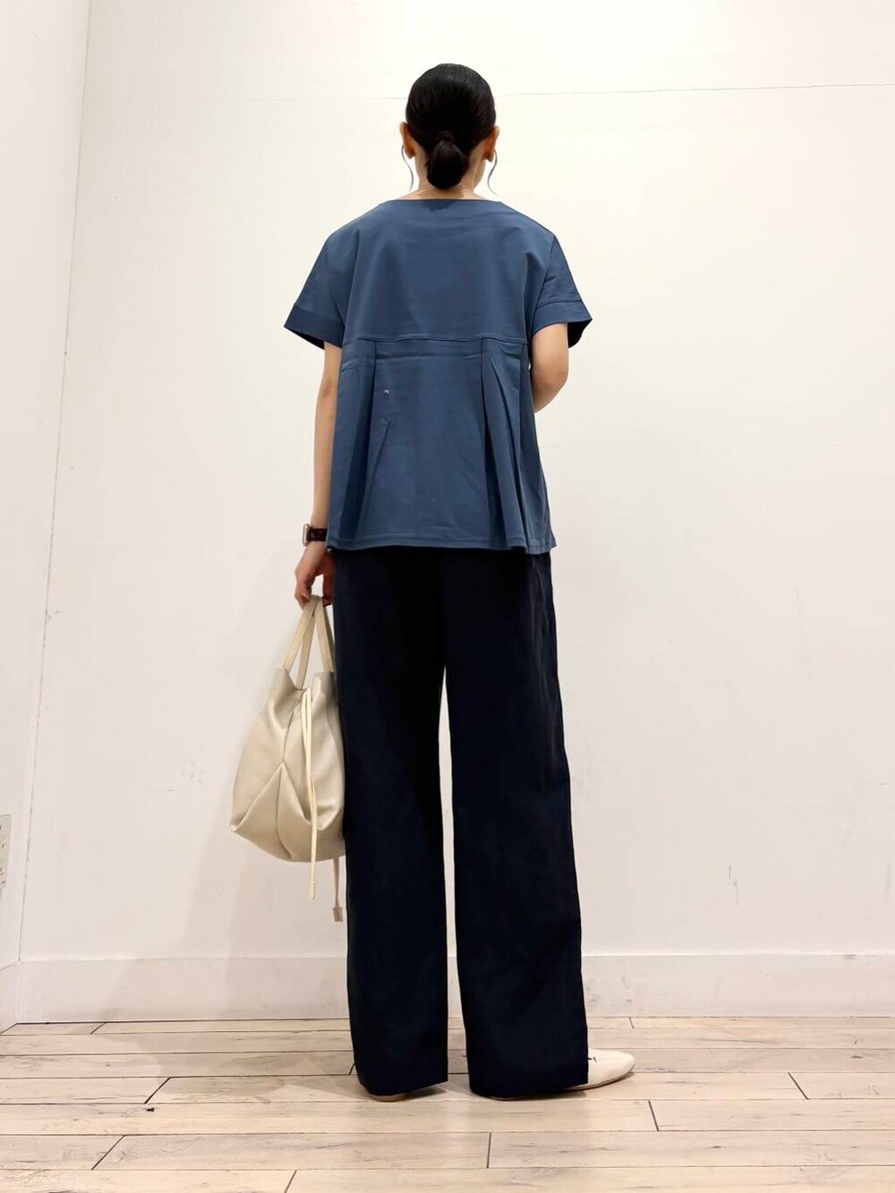 ホワイト系のローファー、ブルー系のその他パンツ、ホワイト系のショルダーバッグを着用したレディースの夏コーディネートの4枚目の写真