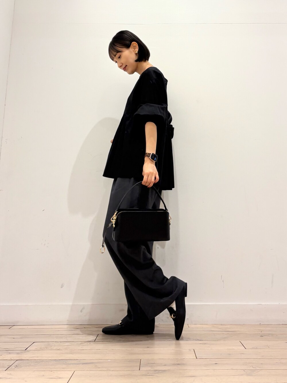 ブラック系のシャツ/ブラウス、グレー系のその他パンツ、ブラック系のショルダーバッグを着用したレディースの秋コーディネートの3枚目の写真