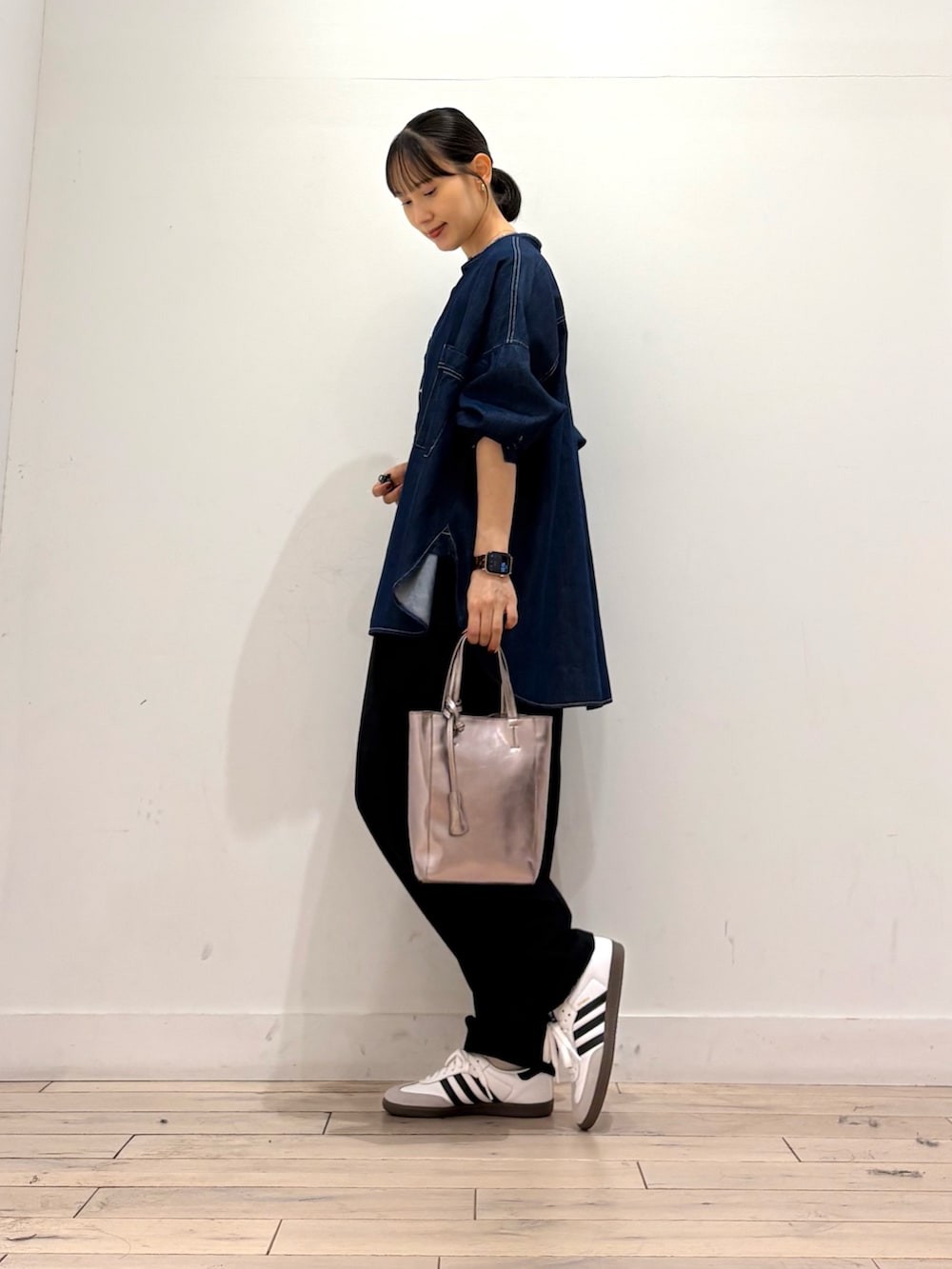 ホワイト系のタンクトップ、ブラック系のその他パンツ、シルバー系のトートバッグを着用したレディースの秋コーディネートの4枚目の写真