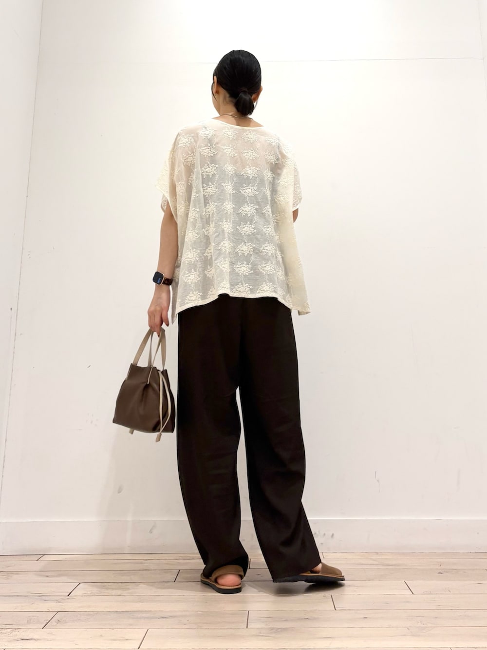 ブラウン系のその他パンツ、ホワイト系のシャツ/ブラウス、ブラウン系のショルダーバッグを着用したレディースの夏コーディネートの3枚目の写真