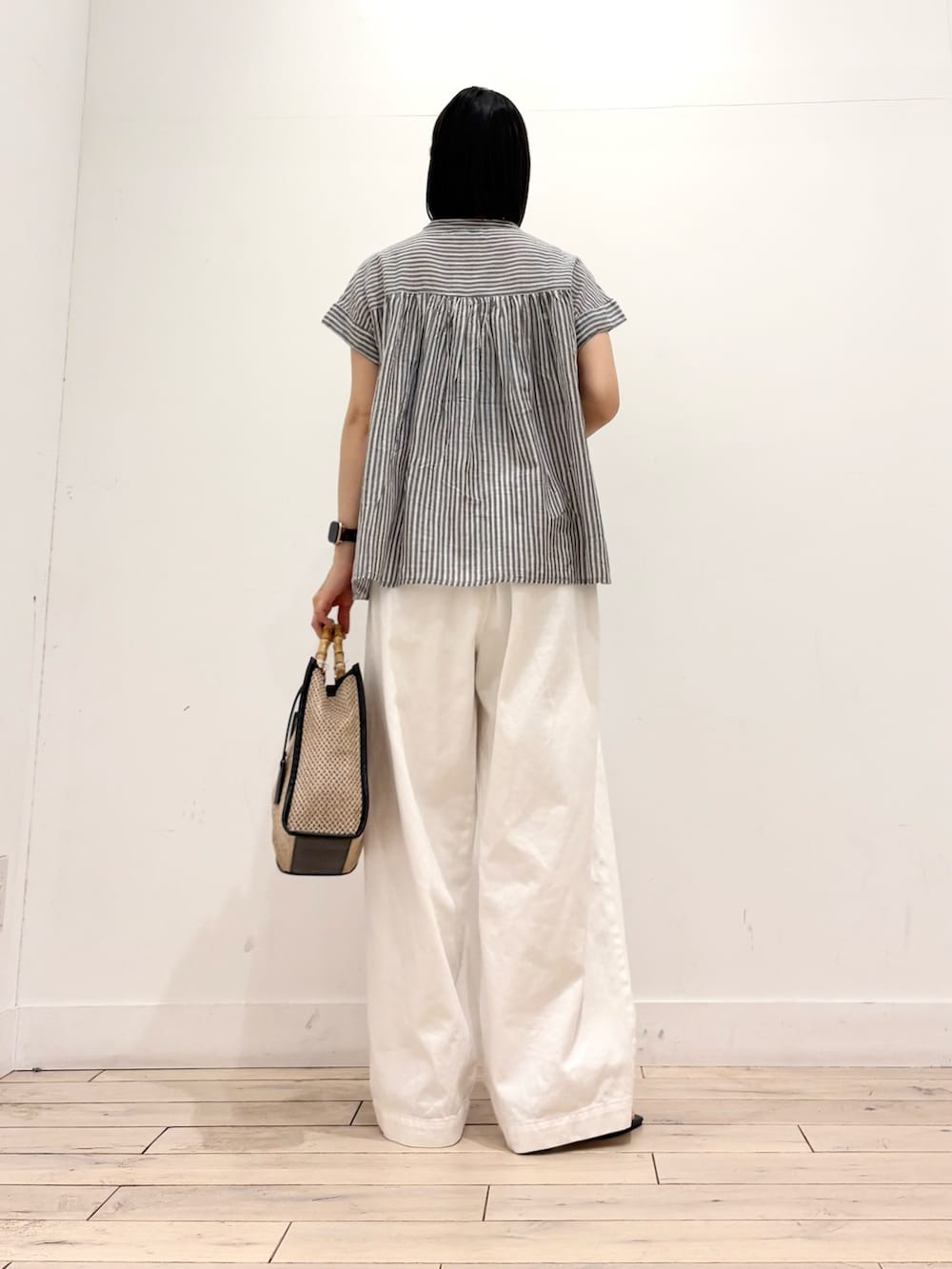 グレー系のシャツ/ブラウス、ホワイト系のその他パンツ、ブラック系のショルダーバッグを着用したレディースの夏コーディネートの5枚目の写真