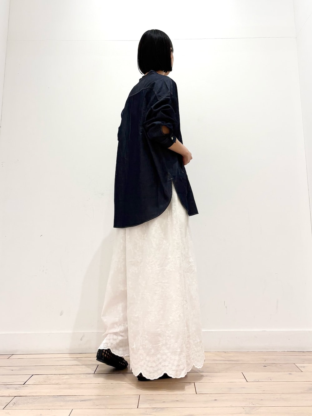ブルー系のシャツ/ブラウス、ホワイト系のその他パンツ、ブラック系のサンダルを着用したレディースの春コーディネートの4枚目の写真