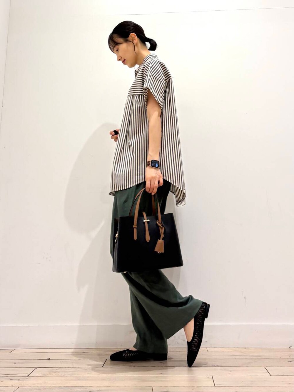 ブラック系のトートバッグ、ブラック系のバレエシューズ、ブラック系のシャツ/ブラウスを着用したレディースの夏コーディネートの3枚目の写真