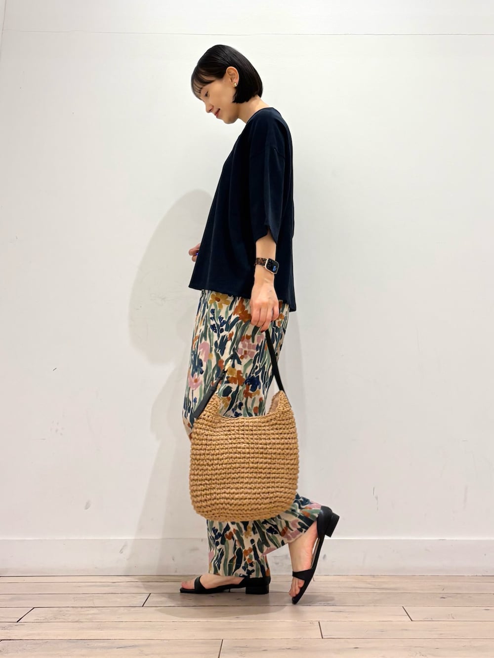 ブルー系のTシャツ/カットソー、グリーン系のその他パンツ、イエロー系のトートバッグを着用したレディースの春コーディネートの3枚目の写真