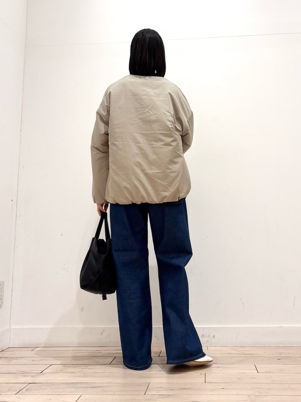 ブルー系のシャツ/ブラウス、ベージュ系のブルゾン、ブルー系のデニムパンツを着用したレディースの冬コーディネートの4枚目の写真