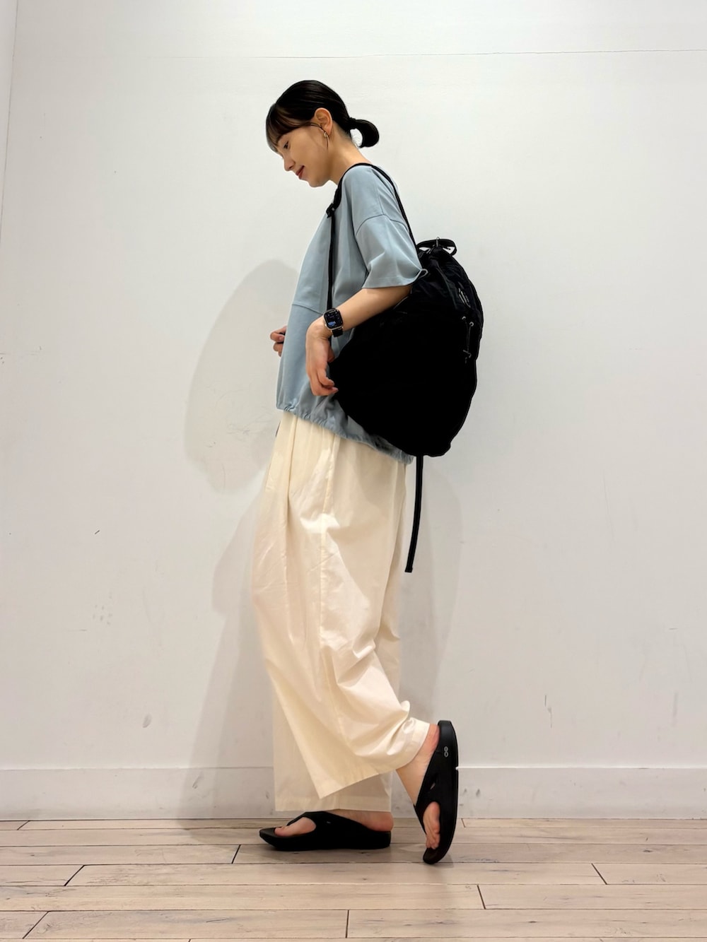 ブルー系のTシャツ/カットソー、ホワイト系のその他パンツ、ブラック系のサンダルを着用したレディースの夏コーディネートの2枚目の写真