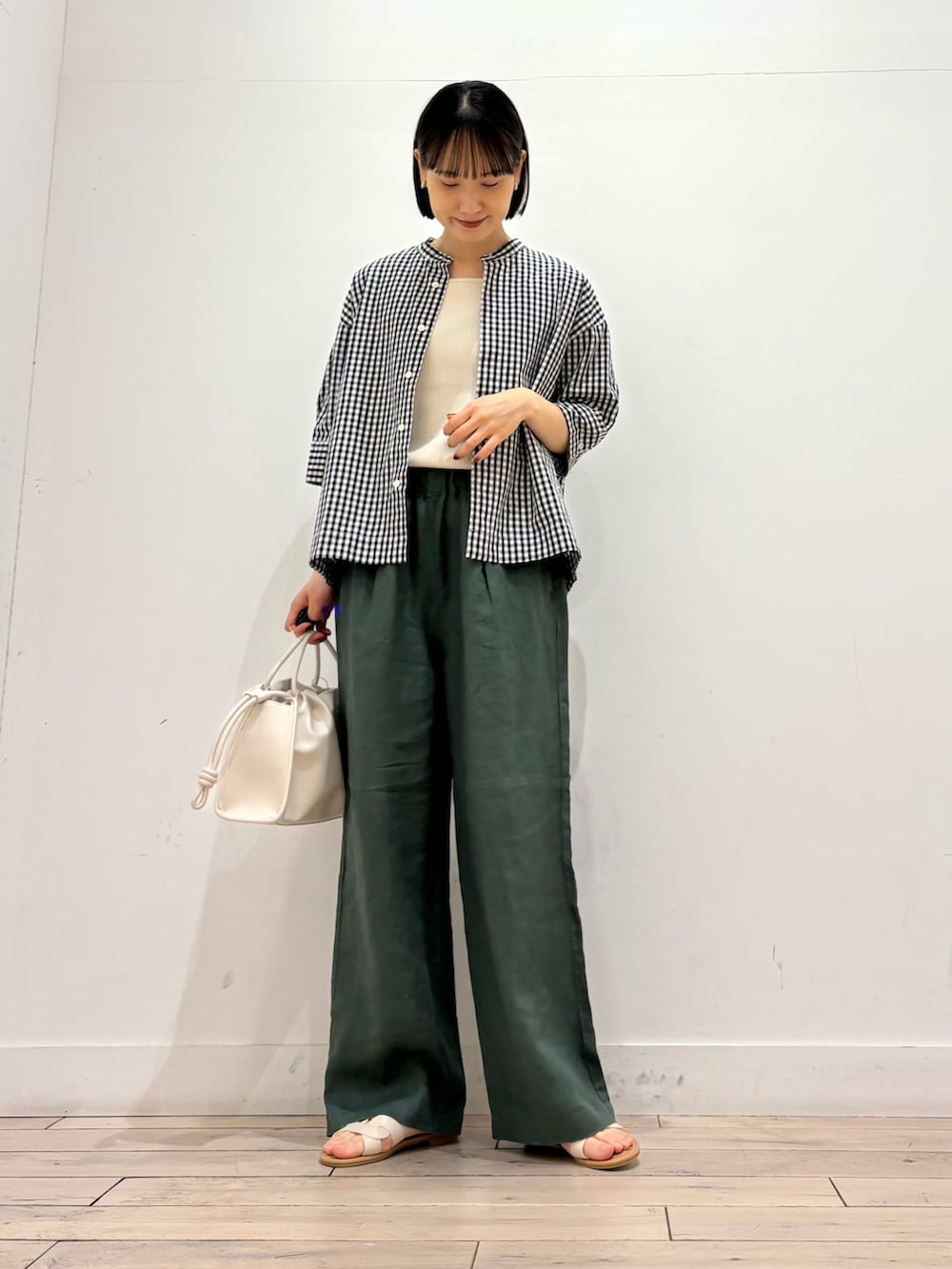 ホワイト系のタンクトップ、グリーン系のその他パンツ、ホワイト系のトートバッグを着用したレディースの春コーディネートの3枚目の写真