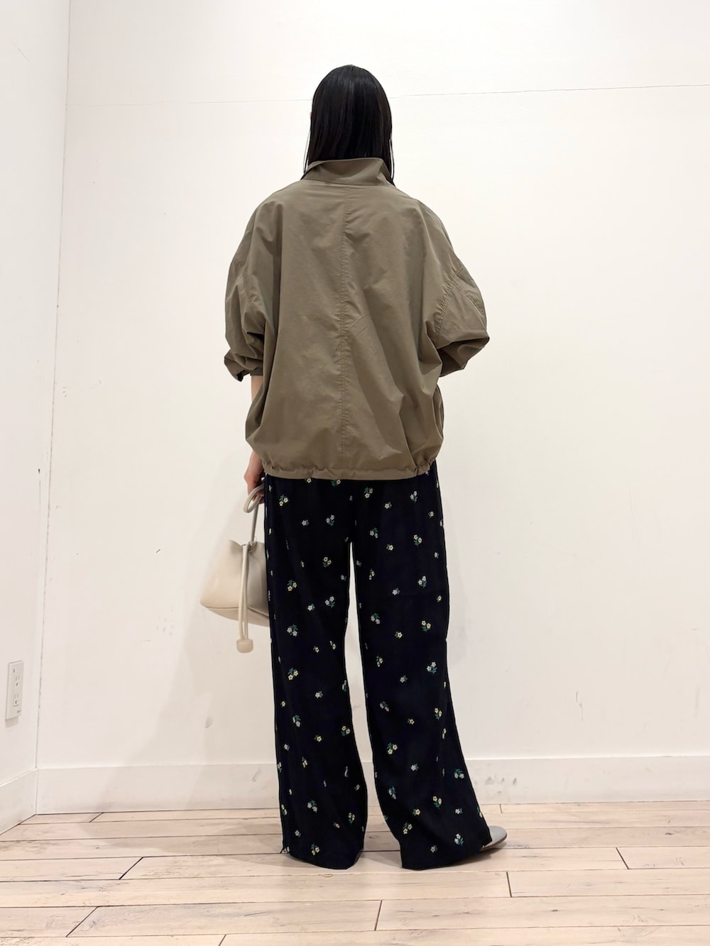 ベージュ系のTシャツ/カットソー、グリーン系のブルゾン、ブルー系のその他パンツを着用したレディースの春コーディネートの3枚目の写真