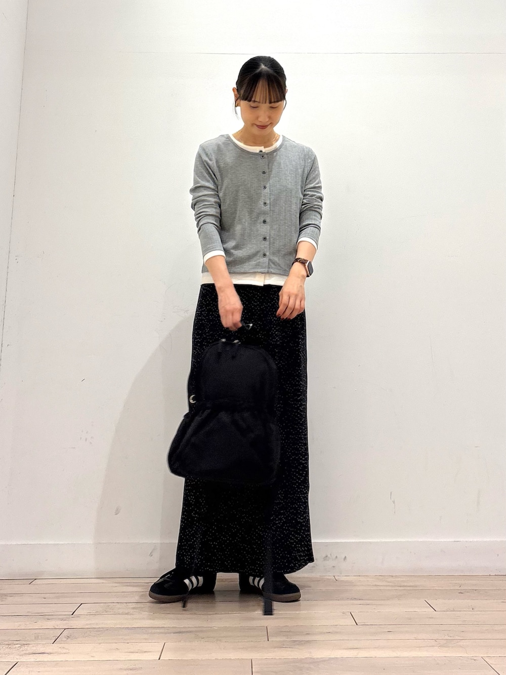 グレー系のTシャツ/カットソー、その他のスカート、ブラック系のスニーカーを着用したレディースの秋コーディネートの3枚目の写真