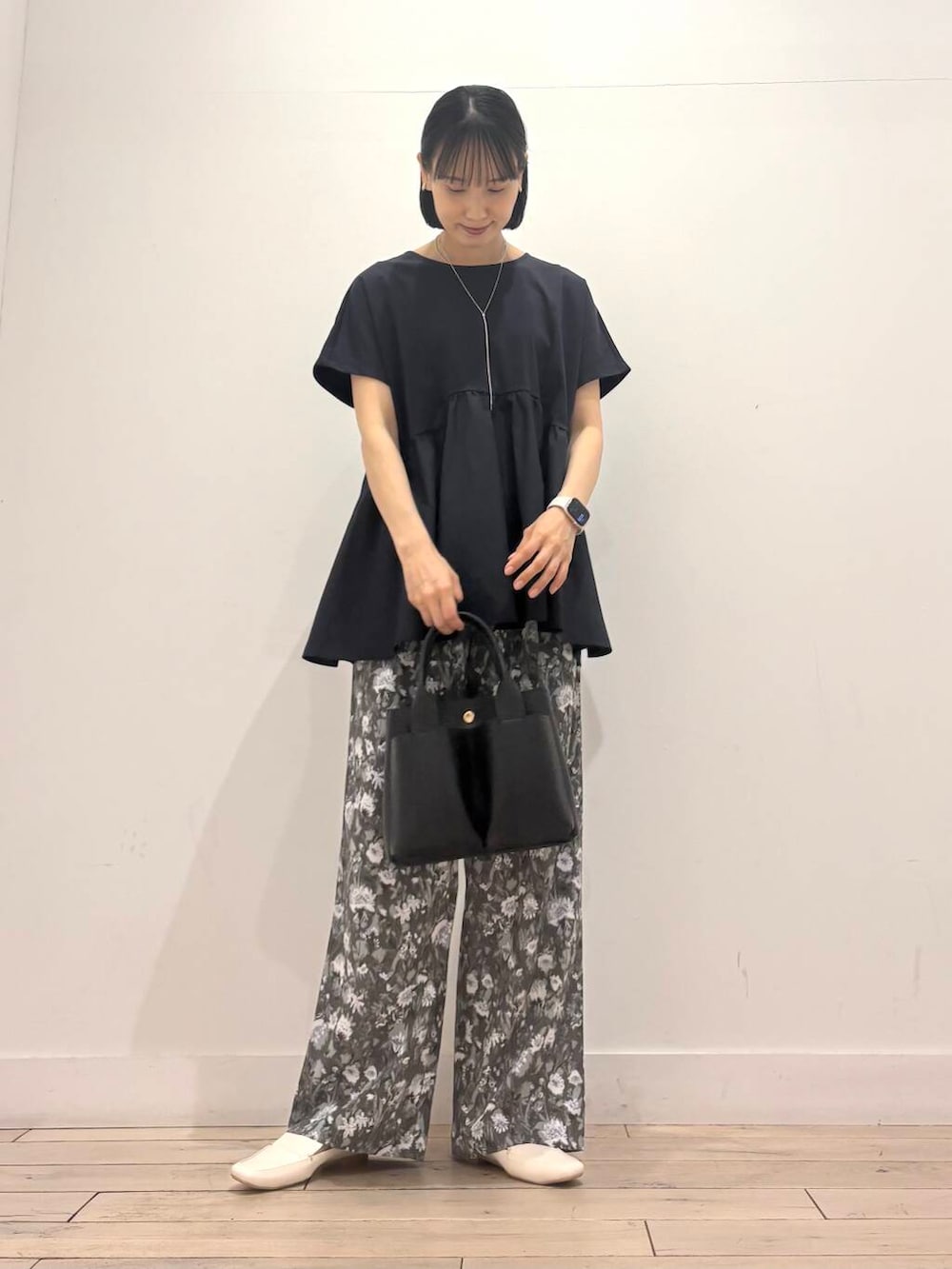 「イージーパンツ、ママコーデ、RODESKO、フラワープリント、SMELLY、アーバンリサーチドアーズ、ドアーズ、ストレート×イエベ春、洒落見えカットソーコーデ」｜「RODE SKOの『MADE IN JAPAN』スクエアトゥプチメタルローファー（ローファー、ホワイト系）」を使った、amiさん（レディース・160cm）の夏コーディネートの2枚目の写真