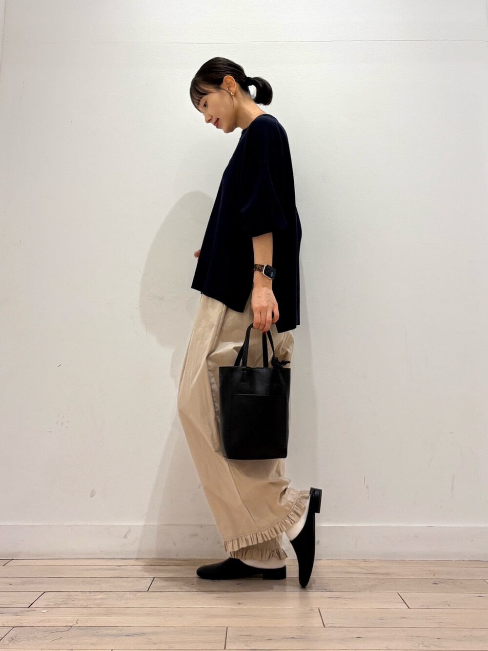ブルー系のカーディガン/ボレロ、ベージュ系のその他パンツ、ブラック系のトートバッグを着用したレディースの秋コーディネートの3枚目の写真