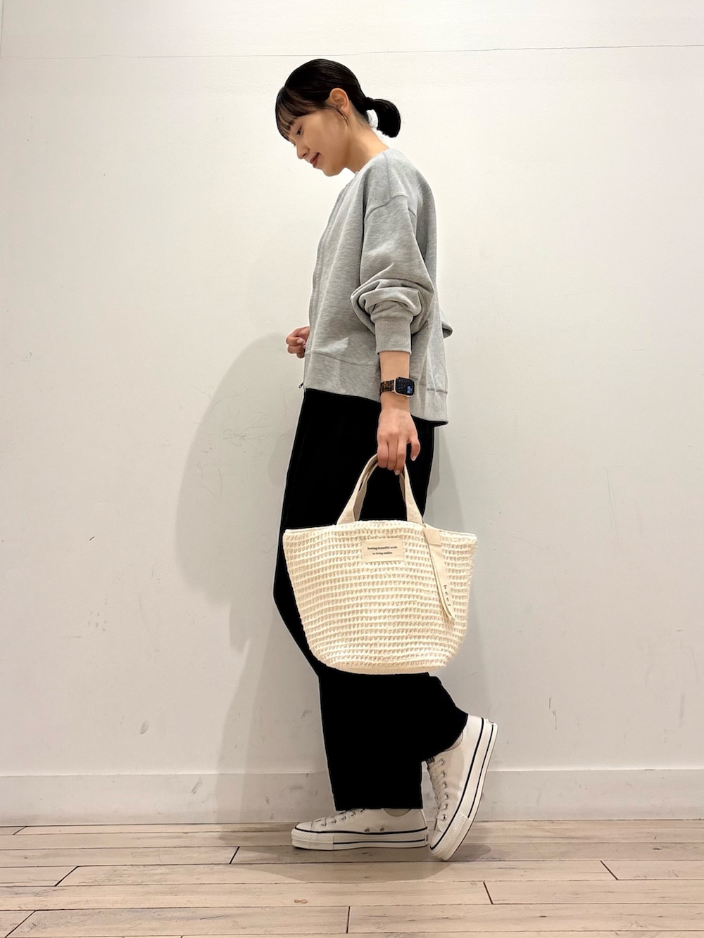 ホワイト系のタンクトップ、グレー系のカーディガン/ボレロ、ホワイト系のトートバッグを着用したレディースの春コーディネートの4枚目の写真