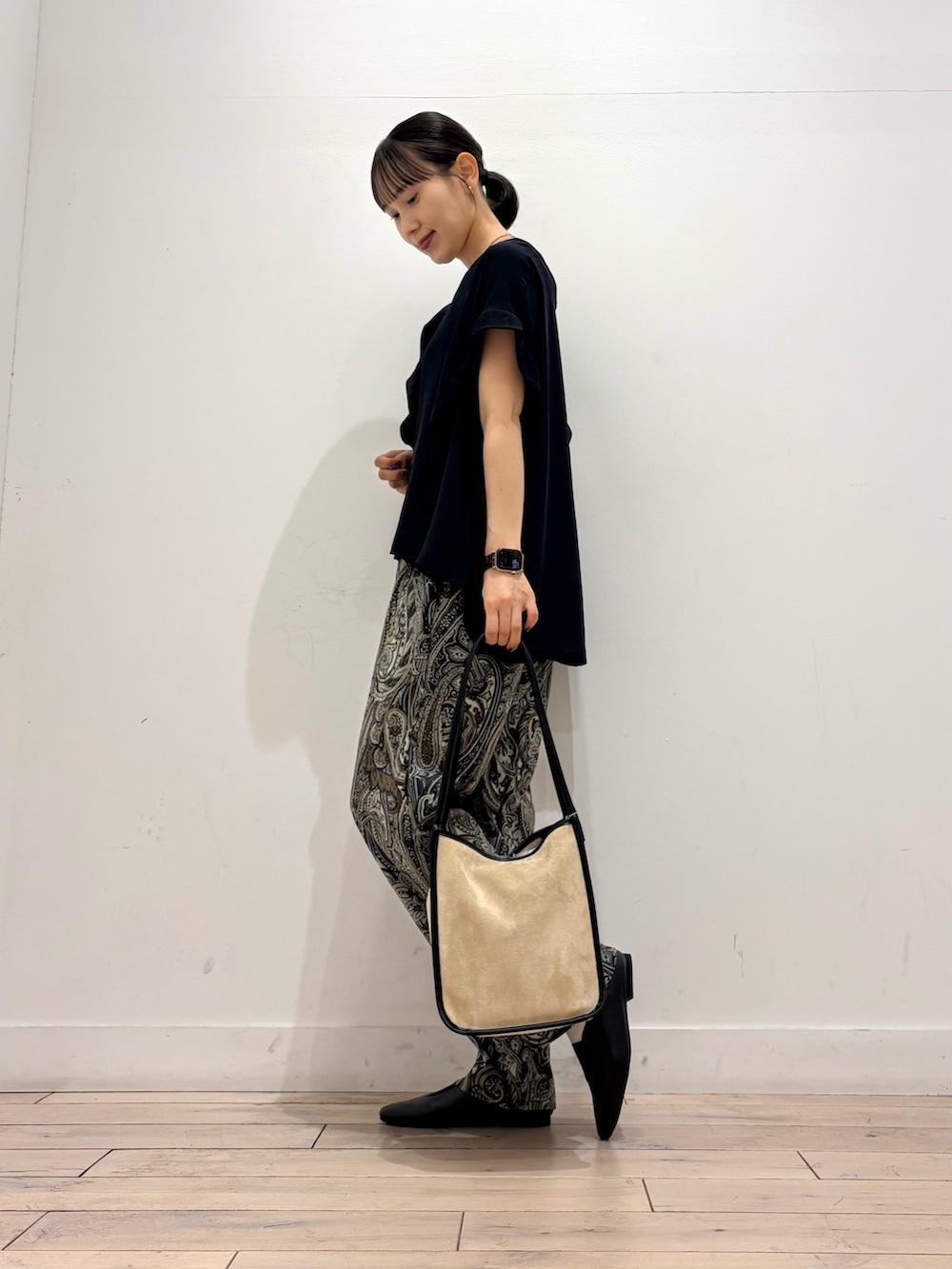 ブルー系のシャツ/ブラウス、ブラウン系のその他パンツ、ベージュ系のトートバッグを着用したレディースの夏コーディネートの3枚目の写真