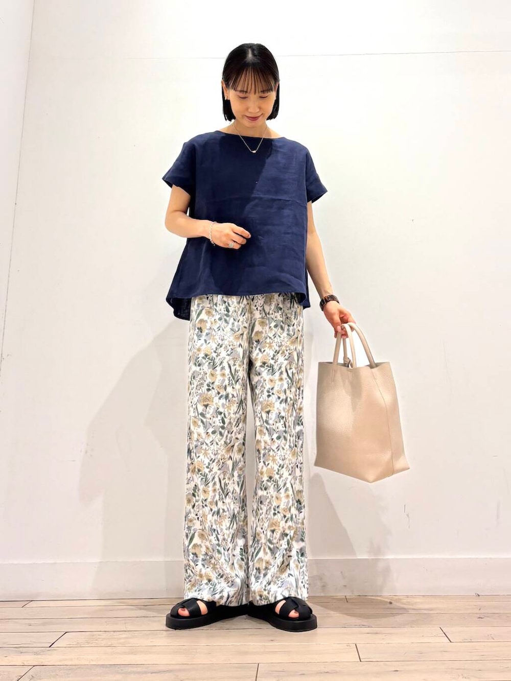 「イージーパンツ、ママコーデ、RODESKO、フラワープリント、SMELLY、アーバンリサーチドアーズ、リネン、ドアーズ、ストレート×イエベ春、夏カラーコーデ、夏の涼しげパンツコーデ、万能ブラウスコーデ」｜「SMELLYのSMELLY so’　grain necklace（ネックレス、シルバー系）」を使った、amiさん（レディース・160cm）の夏コーディネートの3枚目の写真