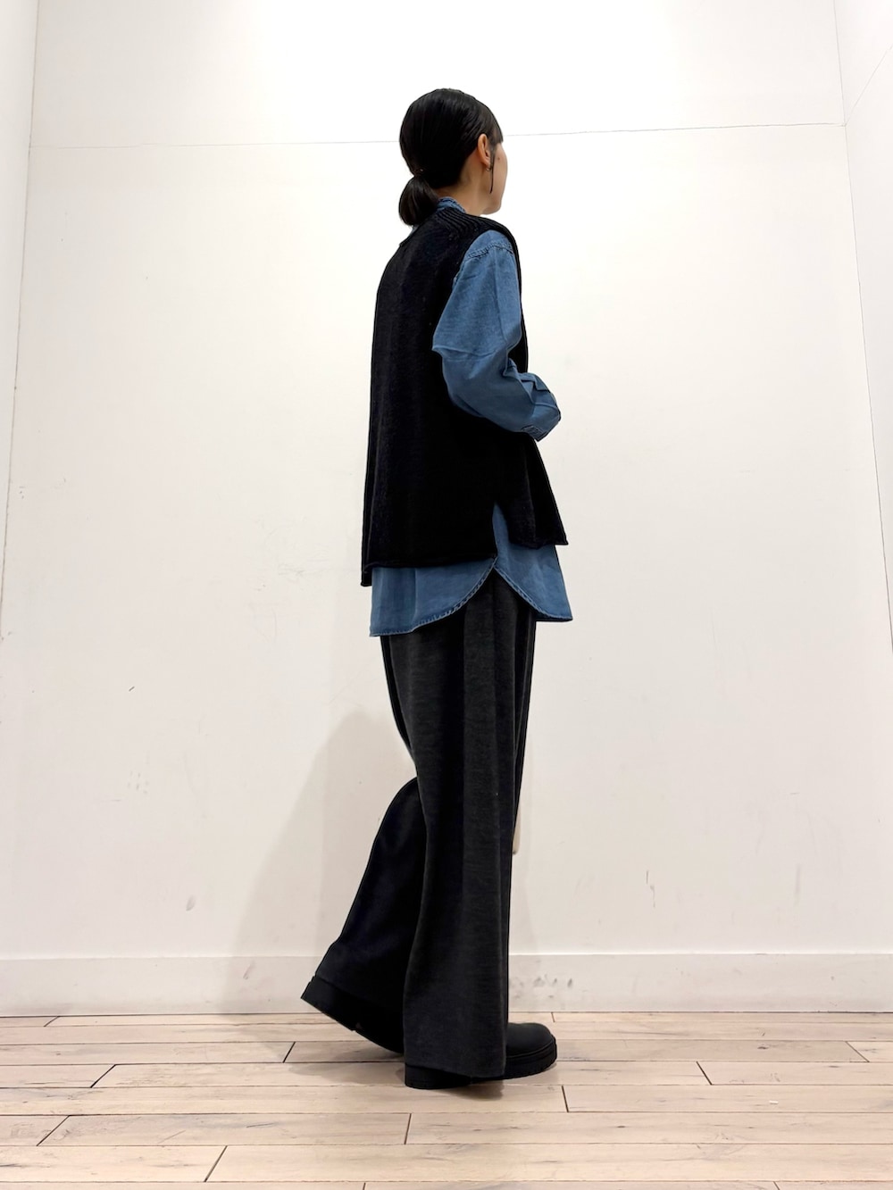 ブラック系のベスト、ブルー系のシャツ/ブラウス、グレー系のその他パンツを着用したレディースの冬コーディネートの3枚目の写真