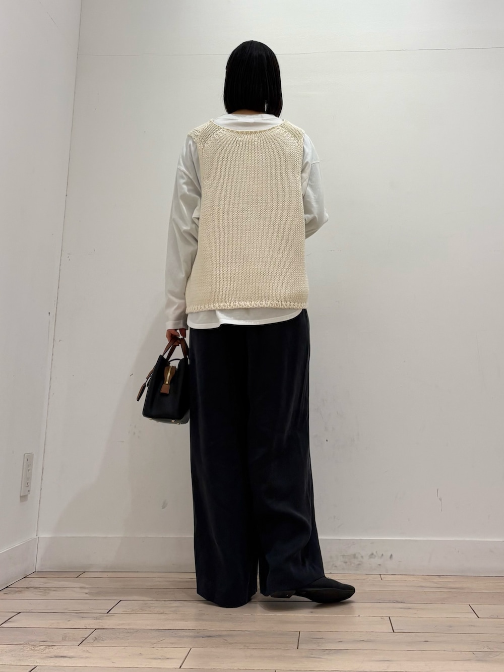 ホワイト系のベスト、ホワイト系のTシャツ/カットソー、ブルー系のその他パンツを着用したレディースの冬コーディネートの4枚目の写真