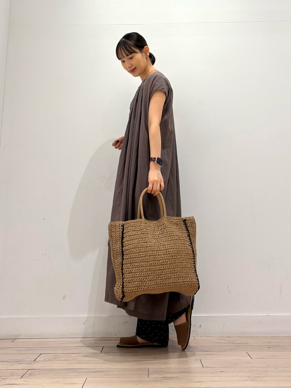 ブラック系のその他パンツ、ベージュ系のトートバッグ、グリーン系のサンダルを着用したレディースの夏コーディネートの2枚目の写真