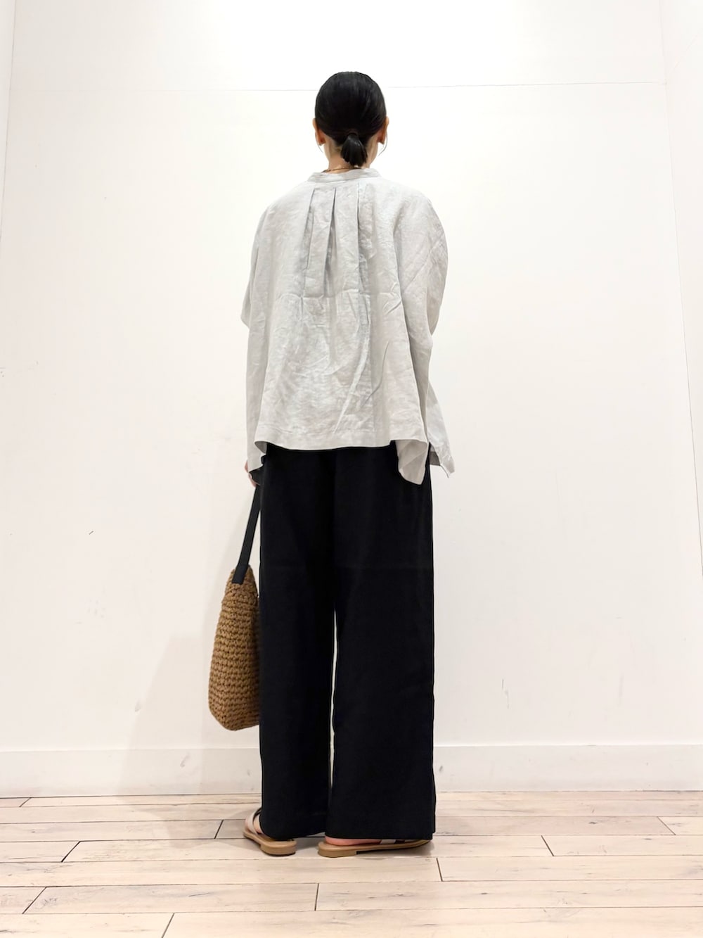 グレー系のシャツ/ブラウス、ブラック系のその他パンツ、イエロー系のトートバッグを着用したレディースの夏コーディネートの4枚目の写真