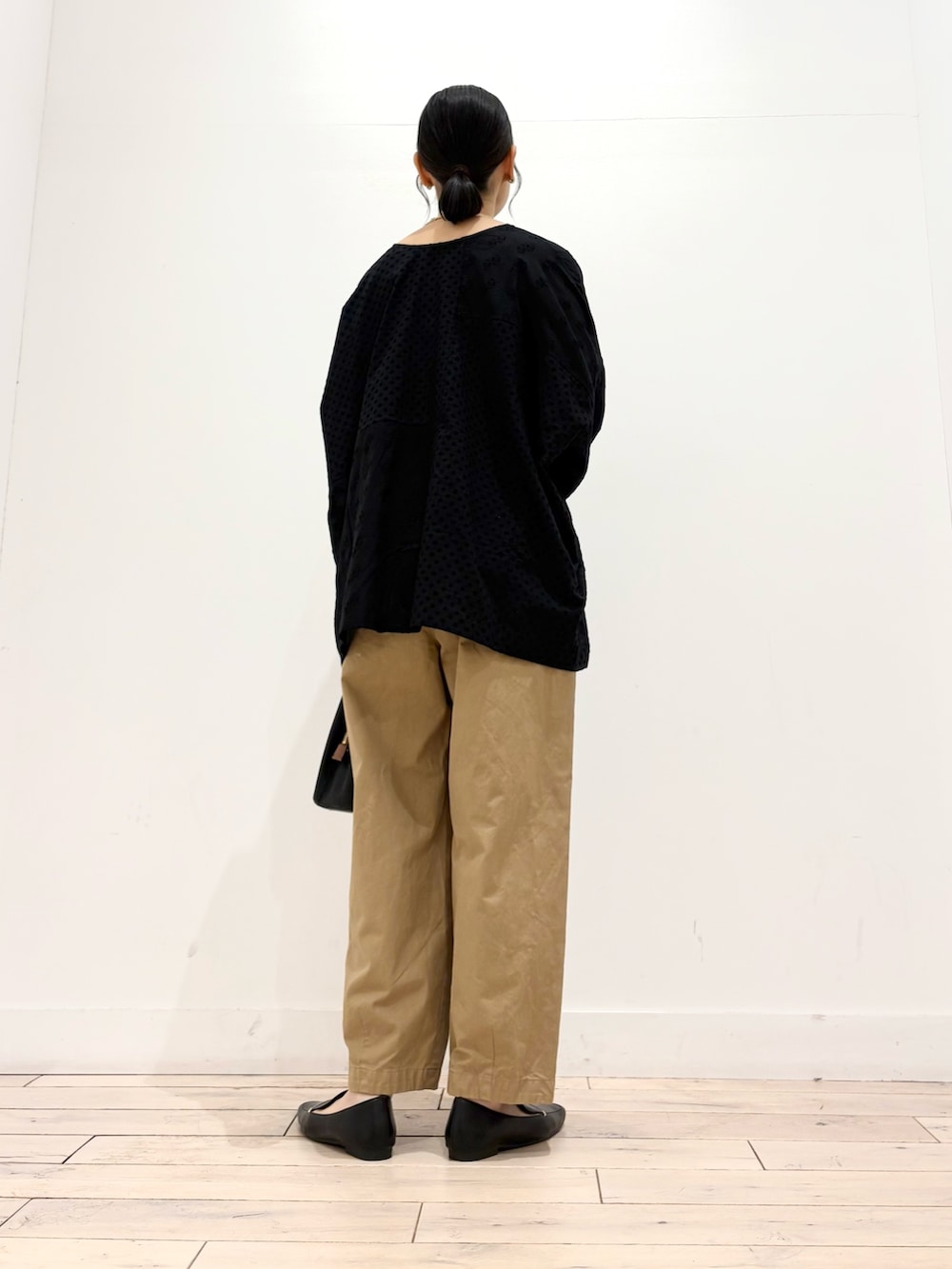 「かぐれ、かぐれコーデ、かぐれトップス、かぐれパンツ、ママ、ママコーデ、ママファッション、ママコーディネート、ママの体型カバー、アーバンリサーチドアーズ、洒落見えワイドパンツコーデ」｜「かぐれのコットンクロップドパンツ（その他パンツ、ベージュ系）」を使った、amiさん（骨格ストレート・レディース・160cm）の夏コーディネートの4枚目の写真