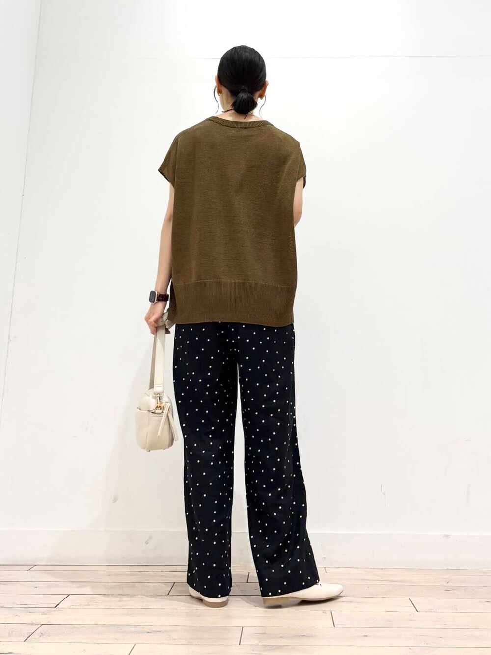 ホワイト系のローファー、ホワイト系のショルダーバッグ、ブラック系のその他パンツを着用したレディースの夏コーディネートの4枚目の写真