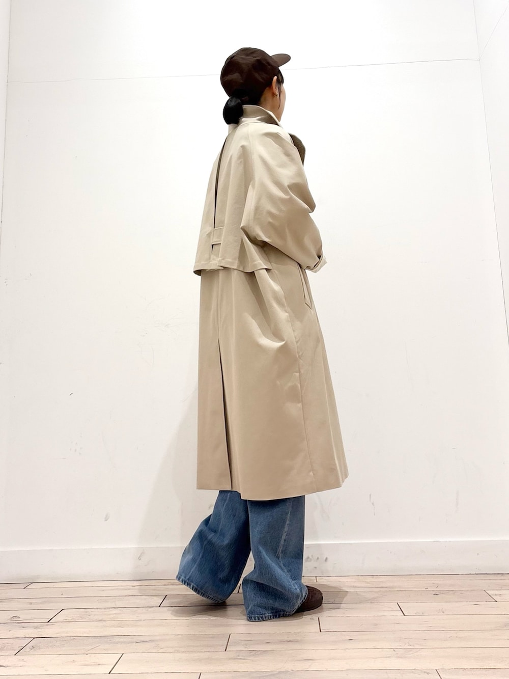 ベージュ系のその他アウター、ホワイト系のTシャツ/カットソー、ブルー系のデニムパンツを着用したレディースの冬コーディネートの4枚目の写真