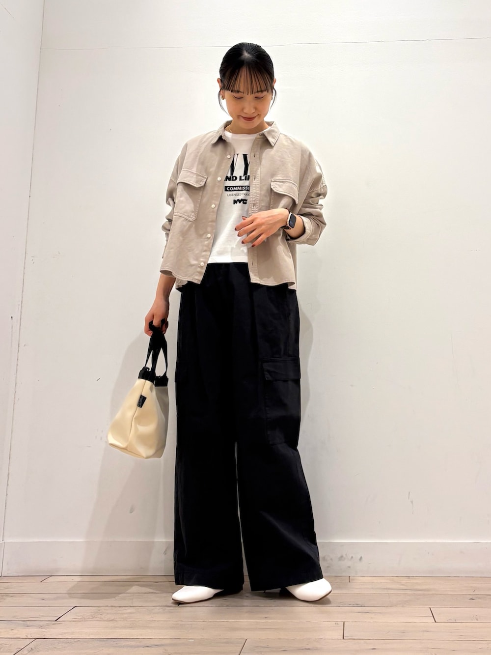 ベージュ系のシャツ/ブラウス、ブラック系のその他パンツ、ホワイト系のハンドバッグを着用したレディースの春コーディネートの2枚目の写真