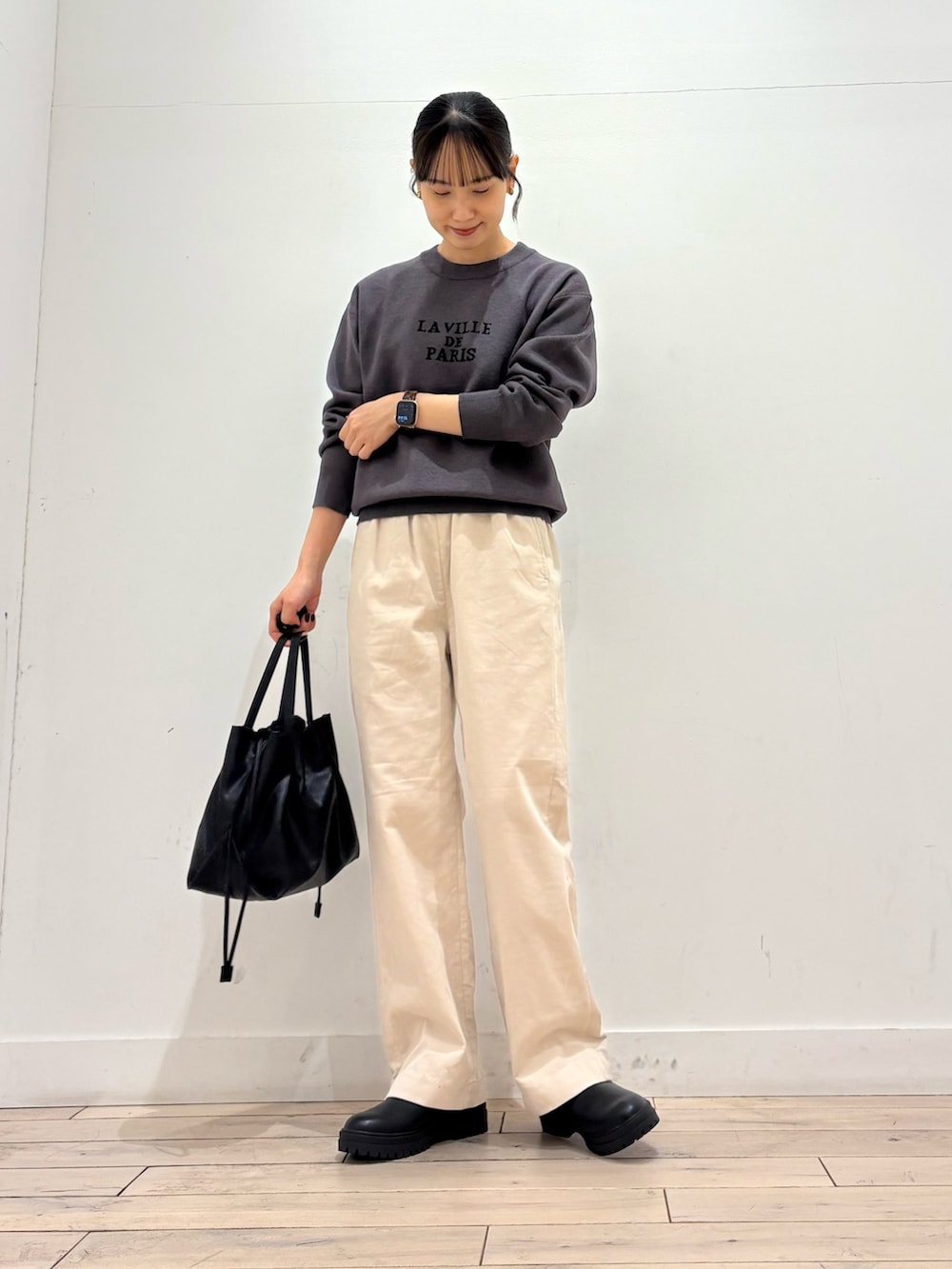 グレー系のニット/セーター、ベージュ系のダウンジャケット/コート、ホワイト系のその他パンツを着用したレディースの冬コーディネートの5枚目の写真