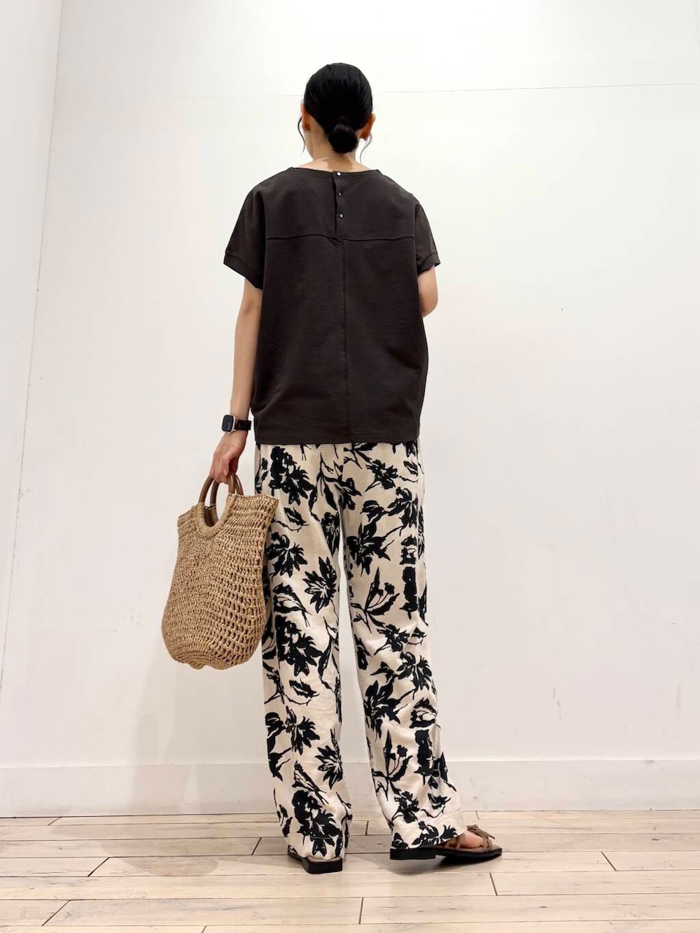 「ママコーデ、RODESKO、フラワープリント、SMELLY、アーバンリサーチドアーズ、リネン、ドアーズ、ストレート×イエベ春、洒落見えイージーパンツ×サンダル」｜「SMELLYのSMELLY so’　cable chain  necklace（ネックレス、シルバー系）」を使った、amiさん（レディース・160cm）の夏コーディネートの4枚目の写真
